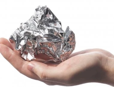 'Ετσι θα θεραπεύσετε διάφορες ασθένειες χρησιμοποιώντας ένα... αλουμινόχαρτο